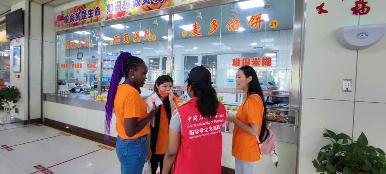 志愿者讲解餐厅